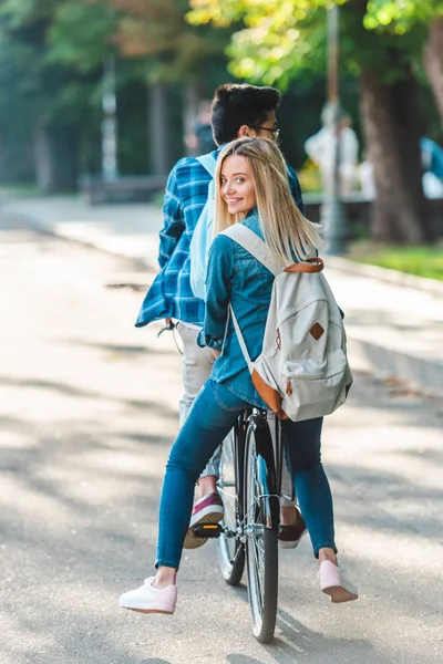 Visão Parcial Estudantes Andando Bicicleta Juntos Rua — Fotografia de Stock