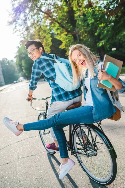 Estudantes Multirraciais Alegres Andando Bicicleta Juntos Rua — Fotografia de Stock