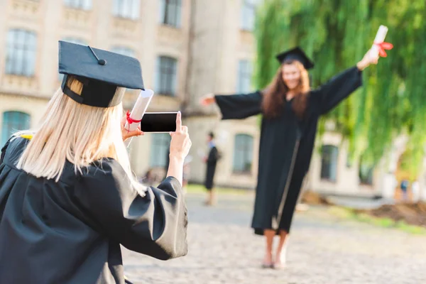 Částečný Pohled Žena Focením Spolužák Diplomem Během Promoce Poblíž Univerzity — Stock fotografie