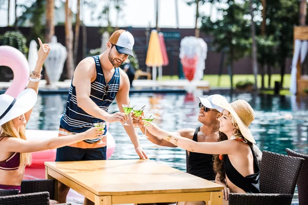 Amigos Felices Tintineo Con Vasos Cócteles Cerca Piscina — Foto de stock gratis