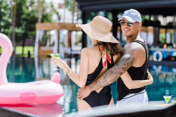 Back View Boyfriend Girlfriend Hugging Walking Swimming Pool Cocktails — Free Stock Photo