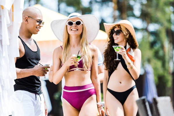 Smiling Friends Walking Swimming Pool Glasses Cocktails — Stock Photo, Image