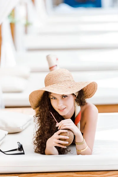 Attractive Girl Hat Lying Sun Lounger Coconut Cocktail Looking Camera — Free Stock Photo