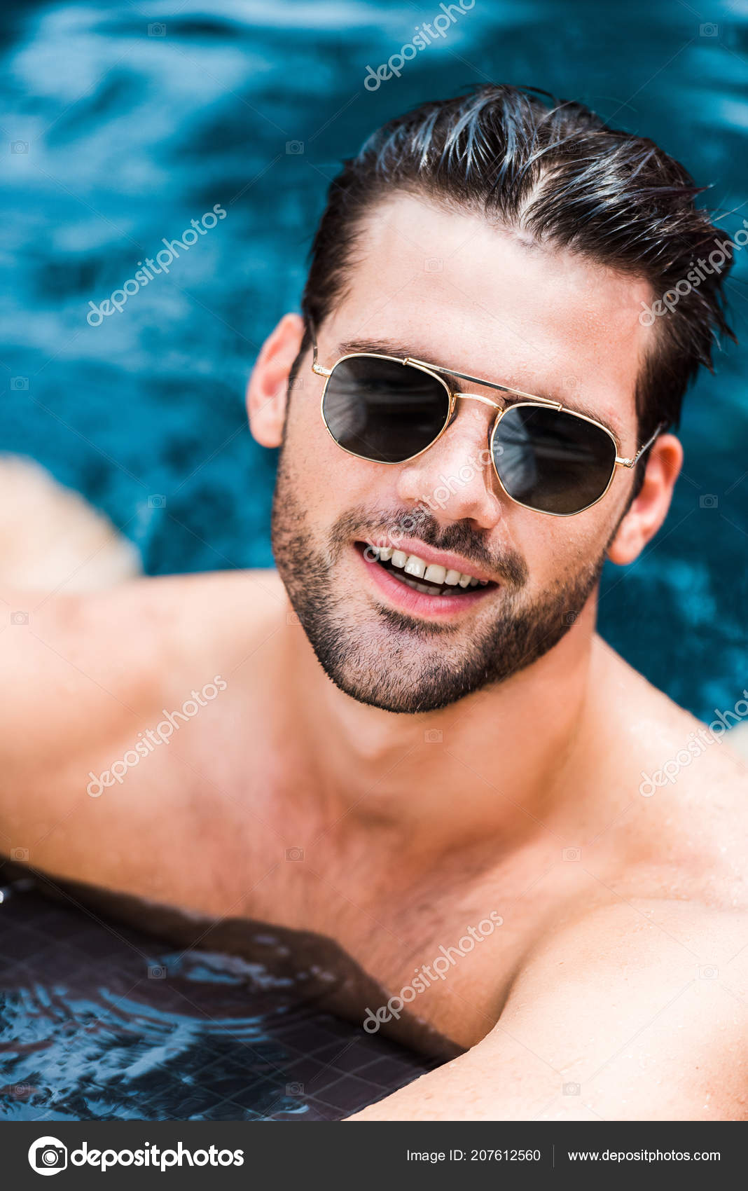 Hombre Sonriente Guapo Gafas Sol Mirando Cámara Cerca Piscina