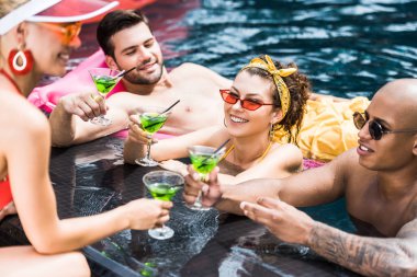 Genç Grup gözlük ile kokteyller yüzme havuzunda tarafından tungur arkadaşıyla 