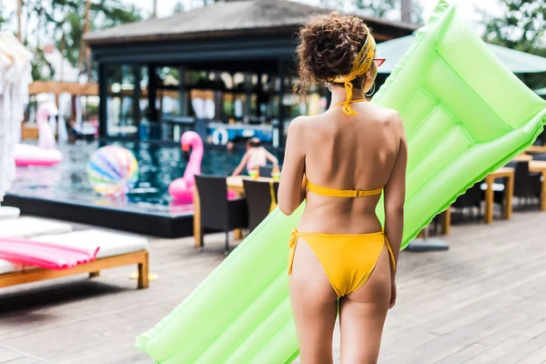 Visão Traseira Menina Swimsuit Amarelo Que Está Com Colchão Inflável — Fotografia de Stock Grátis