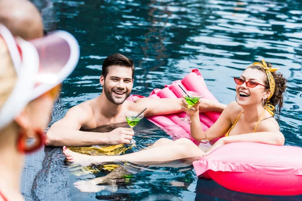 Amigos Sorridentes Com Coquetéis Colchão Inflável Descansando Piscina — Fotografia de Stock