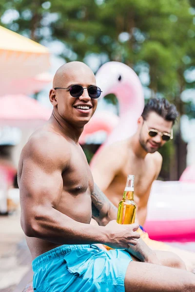 Sorridente Muscular Homem Com Cerveja Olhando Para Câmera Enquanto Seu — Fotografia de Stock Grátis