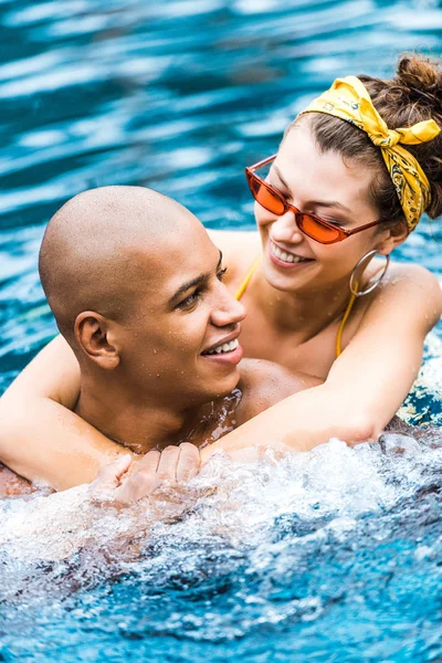 Smiling Woman Embracing Boyfriend Swimming Pool — Free Stock Photo