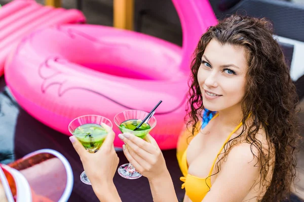 Smiling Woman Looking Camera While Clinking Glasses Cocktails Friend Swimming — Free Stock Photo