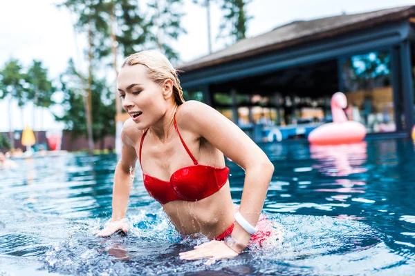 Jovem Atraente Sorrindo Mulher Nadando Piscina — Fotografia de Stock