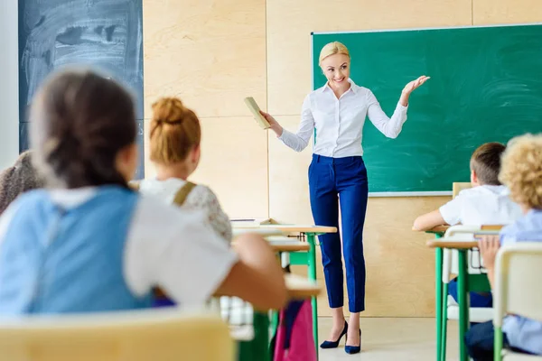 Bela Professora Feliz Realizando Palestra Para Crianças Durante Aula — Fotografia de Stock