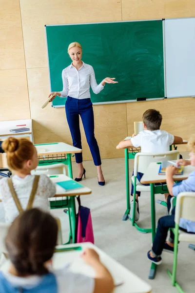 Smiling Beautiful Teacher Performing Lecture Kids Lesson — Stock Photo, Image