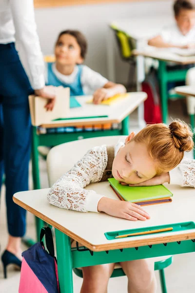 Trött Liten Skolflicka Sover Skrivbord Lektion — Stockfoto