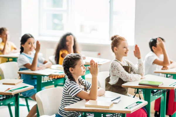 Grupp Klasskamrater Att Höja Händerna Besvara Fråga Lektion — Stockfoto