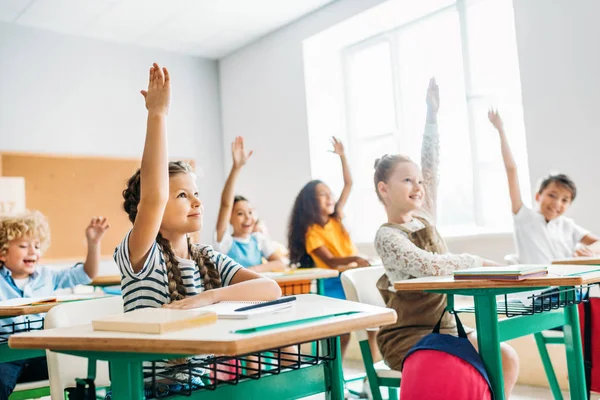 Ders Sırasında Soru Cevaplamak Için Eller Yükselterek Okul Grubu — Stok fotoğraf