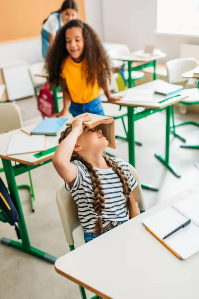 Adorável Feliz Crianças Idade Escolar Relaxando Sala Aula Durante Intervalo — Fotografia de Stock Grátis