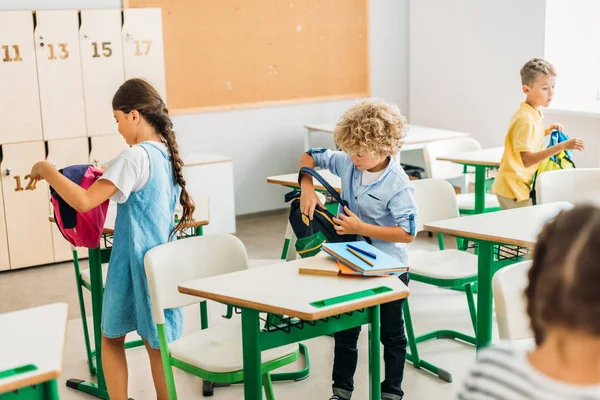 Entzückende Schulkinder Bereiten Sich Auf Unterricht Klassenzimmer Vor — Stockfoto