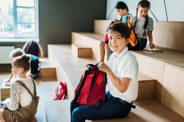 Groep Scholieren Met Rugzak Zit Houten Tribune School Corridor — Stockfoto