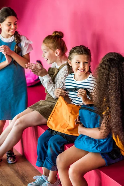 Schulmädchen Plaudern Der Pause Auf Bank Der Schule — Stockfoto