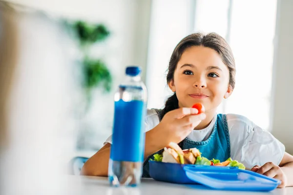 学校の食堂で昼食を食べて幸せな小さな女子高生 — ストック写真