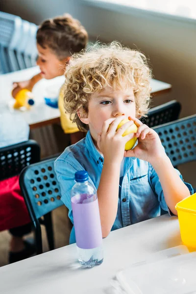 学校のカフェテリアで一緒にランチを取る愛らしい巻き毛少年 — ストック写真