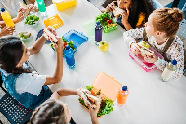 Hoge Hoekmening Van Groep Schoolmeisjes Nemen Lunch Schoolcafetaria — Stockfoto