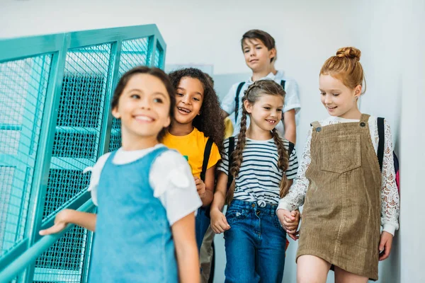 Gruppe Glücklicher Klassenkameraden Geht Der Schule Die Treppe Hinunter — Stockfoto