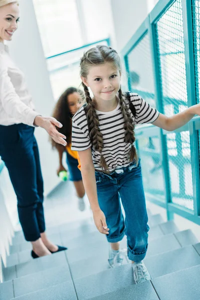 Hög Vinkel Visa Skolflickor Går Övervåningen Med Lärare Skolan Korridor — Stockfoto