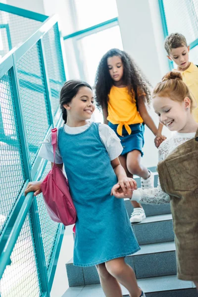 Felizes Colegas Adoráveis Andando Escadas Abaixo Escola — Fotografia de Stock