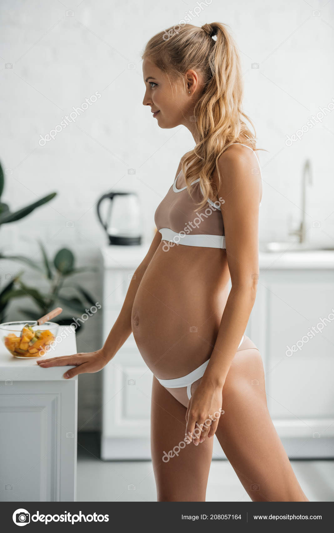 Side View Pregnant Woman Underwear Standing Table Fresh Fruits Salad Stock  Photo by ©ArturVerkhovetskiy 208057164