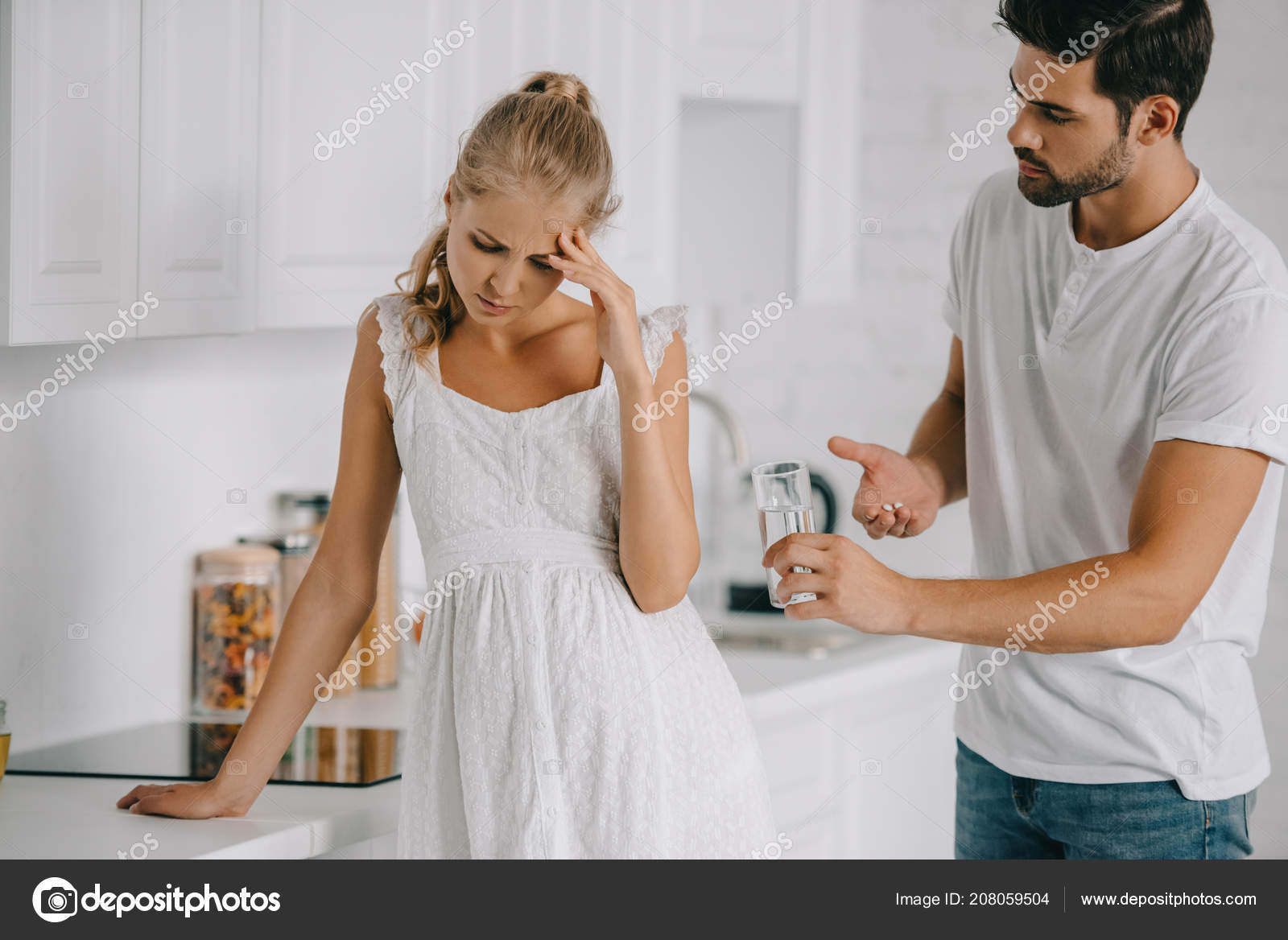 Mujer Embarazada Camisón Blanco Con Dolor Cabeza Mientras