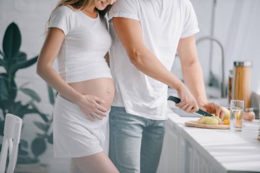 adam kesme meyve sayaç evde mutfak tarafından hamile eşi ile kısmi görünümü