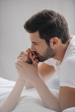 adam ev hanımları elini tutarak kısmi görünümünü