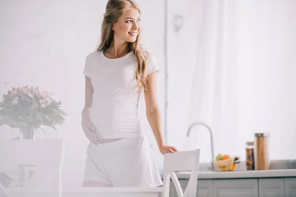 Lachende Zwangere Vrouw Permanent Aan Tafel Met Boeket Bloemen Vaas — Stockfoto