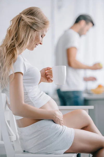 Foyer Sélectif Femme Enceinte Avec Tasse Thé Assis Sur Chaise — Photo