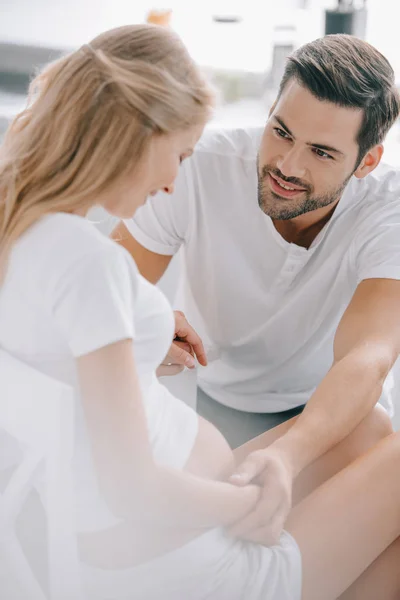 Sonriente Embarazada Marido Casa — Foto de stock gratuita