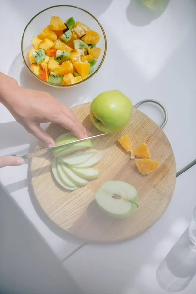 Bijgesneden Schot Van Vrouw Snijden Apple Voor Vers Fruit Salade — Gratis stockfoto