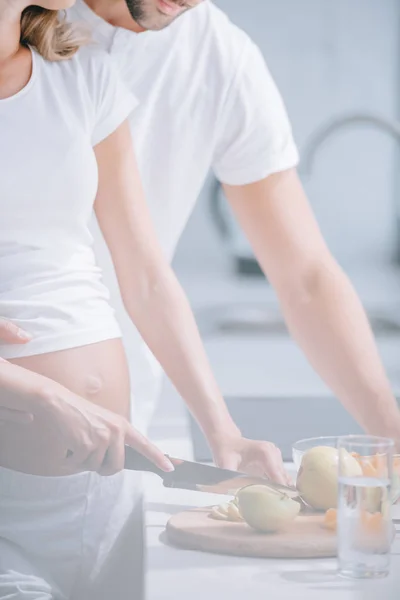 Tiro Cortado Mulher Grávida Marido Cozinhar Salada Frutas Juntos Cozinha — Fotografia de Stock