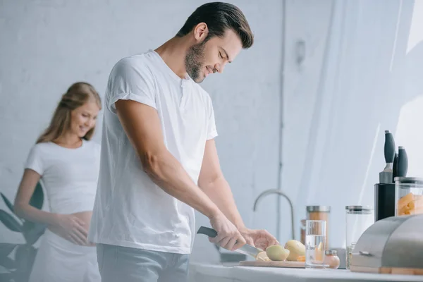 Adam Kesme Meyve Sayaç Evde Mutfak Hamile Karısıyla Seçici Odak — Stok fotoğraf