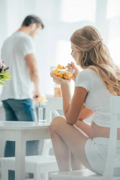 Foco Seletivo Mulher Grávida Comendo Salada Frutas Enquanto Marido Balcão — Fotografia de Stock