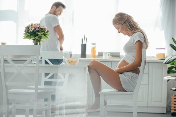 Vista Lateral Mujer Embarazada Sentada Mesa Con Ensalada Frutas Tazón — Foto de Stock