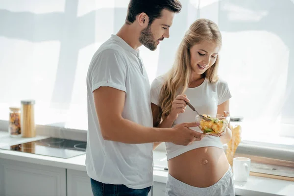 Esposa Grávida Com Salada Frutas Marido Perto Cozinha Casa — Fotografia de Stock