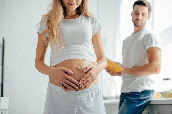 Selective Focus Man Book Hands Looking Pregnant Woman Home — Stock Photo, Image