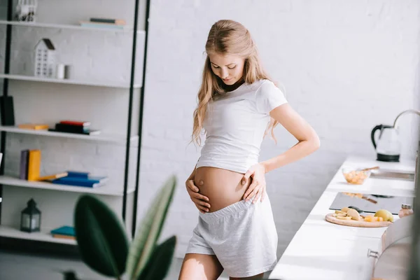 Piękna Kobieta Ciąży Rąk Brzuch Stoi Domu — Zdjęcie stockowe