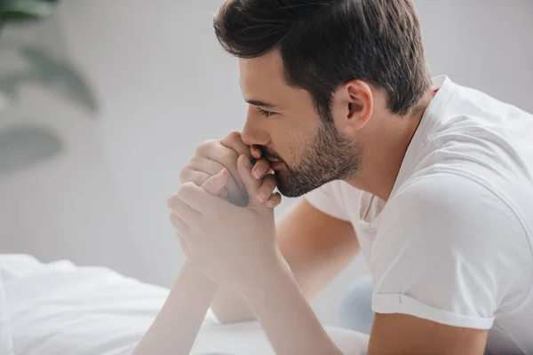 Visão Parcial Homem Segurando Esposas Mão Casa — Fotografia de Stock