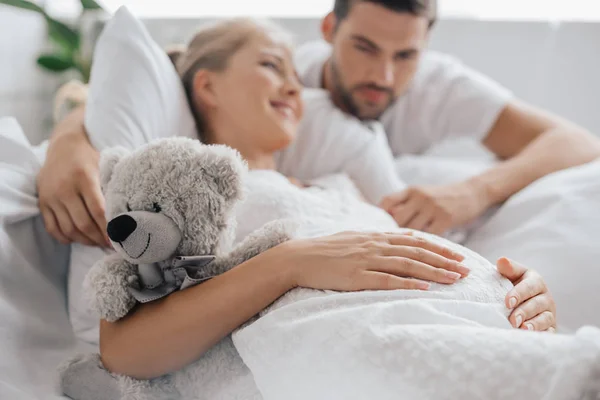 Gravid Kvinna Vitt Nattlinne Med Teddy Bear Soffa Och Make — Stockfoto