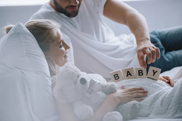 Tiro Cortado Homem Colocando Blocos Madeira Com Letras Bebê Barriga — Fotografia de Stock