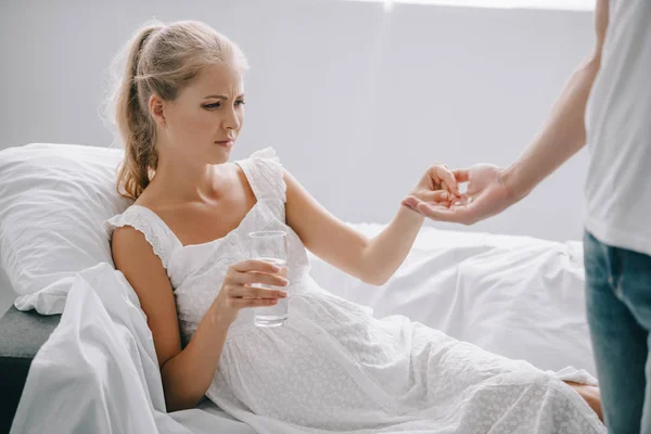 Vista Parcial Del Hombre Dando Medicamentos Mujer Embarazada Camisón Blanco — Foto de Stock