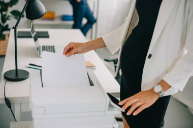 hamile işkadını yazıcı kullanma office kısmi görünümünü
